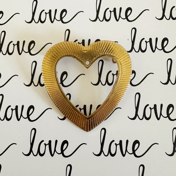 Vintage Jewelry - 💌 Vintage Gold Tone Textured Heart Pin